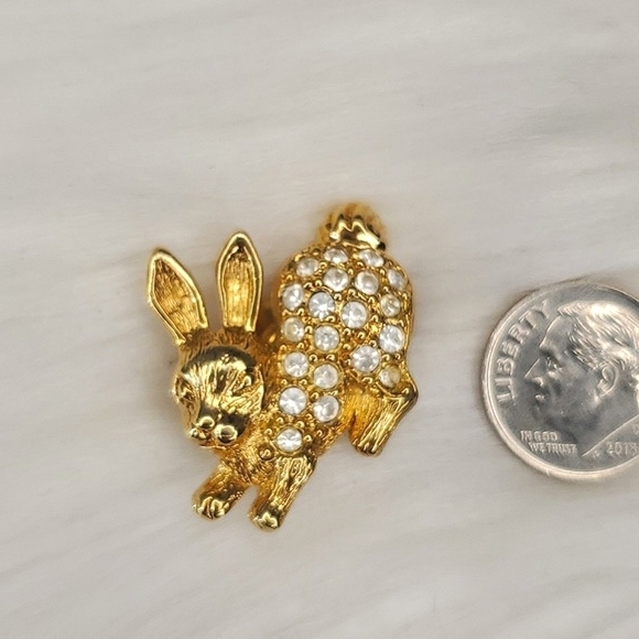 Vintage 80s Avon Small Gold Tone Rhinestone Bunny Rabbit Hare Brooch Pin Button - Picture 6 of 10